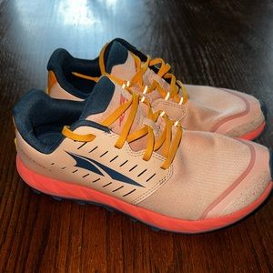 Altra Women’s superior 5, dusty pink/peach EUC 9.5